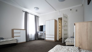 Basic Room | Desk, laptop workspace, WiFi (free), individually decorated - Good Night (Warsaw)