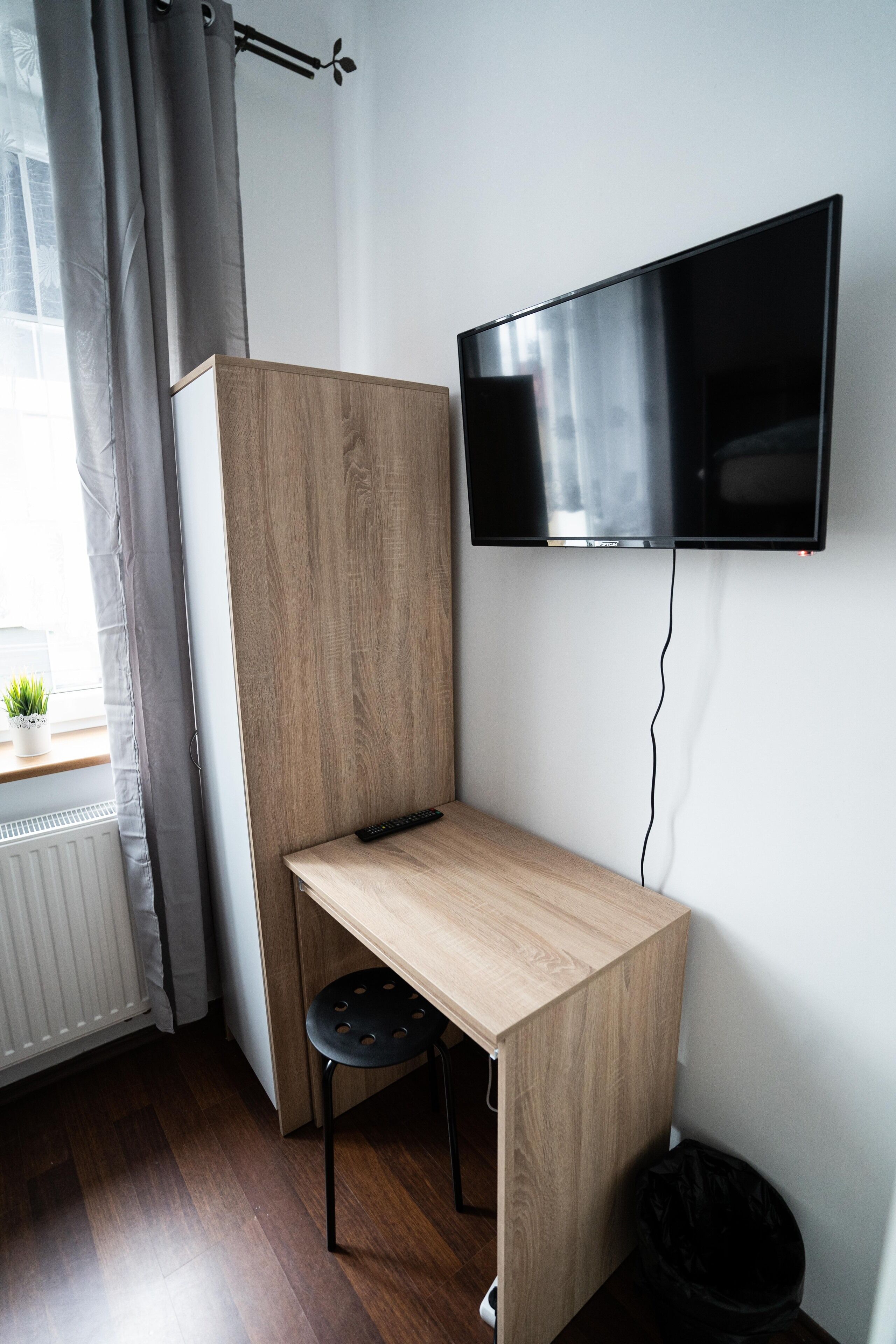 basic double room | individually decorated, individually furnished, desk, laptop workspace