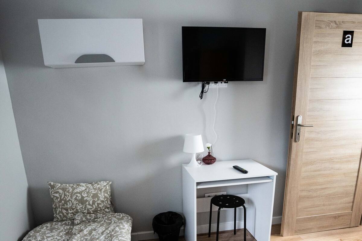 Basic Room | Desk, laptop workspace, WiFi (free), individually decorated