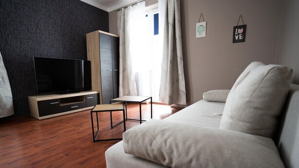Basic Studio Suite | Desk, laptop workspace, WiFi (free), individually decorated - Good Night (Warsaw)