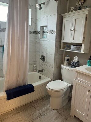 Bathtub, hair dryer, towels - Beach Melody, Long Beach WA (Long Beach)