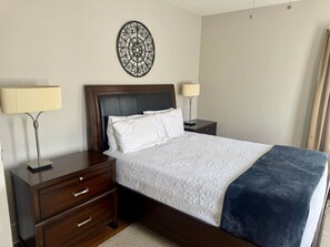 2 bedrooms, desk, iron/ironing board, free WiFi - Historic Bungalow! 2bed, 2bath, 2den, Downtown Humble, IAH 8min! (Humble)