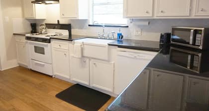Historic Bungalow! 2bed, 2bath, 2den, Downtown Humble, IAH 8min!