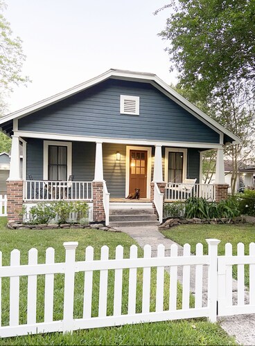 Historic Bungalow! 2bed, 2bath, 2den, Downtown Humble, IAH 8min!