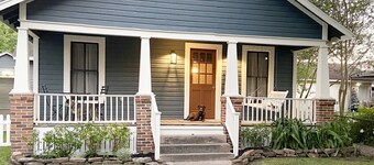 Historic Bungalow! 2bed, 2bath, 2den, Downtown Humble, IAH 8min!