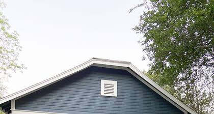 Historic Bungalow! 2bed, 2bath, 2den, Downtown Humble, IAH 8min!