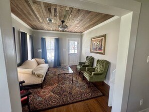 Smart TV - Historic Bungalow! 2bed, 2bath, 2den, Downtown Humble, IAH 8min! (Humble)