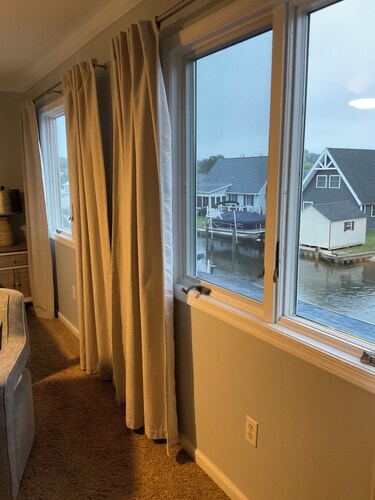 FREE boat dock. CLEAN, SAFE, QUIET, ROOMY!