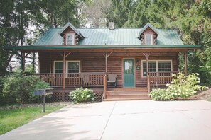 Exterior - Log Cabin Nestled In Pine Trees with Hot Tub (Millersburg)