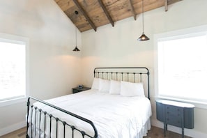 1 bedroom, WiFi, bed sheets - Unique Rustic Suite with Jacuzzi Tub, Kitchen, Fireplace, and Living Room (Millersburg)