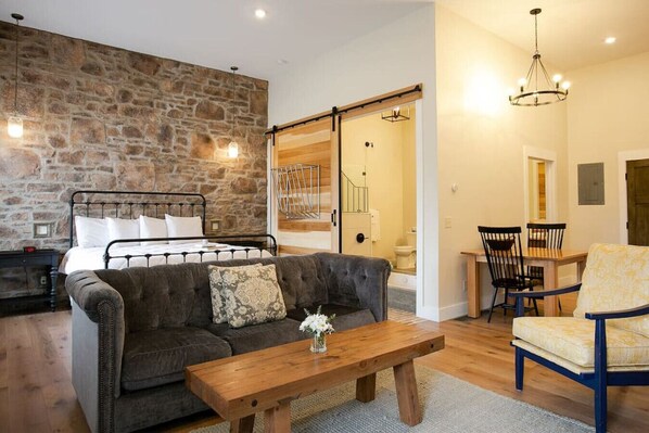 1 bedroom, WiFi, bed sheets - Unique Rustic Suite with Jacuzzi Tub, Kitchen, Fireplace, and Living Room (Millersburg)