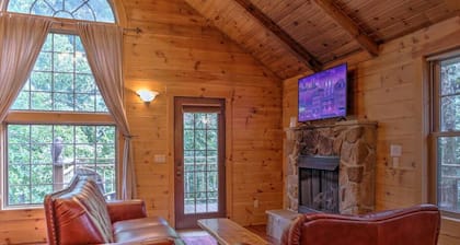 Romantic Treehouse Getaway with Treetop Views