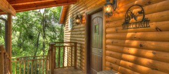 Romantic Treehouse Getaway with Treetop Views