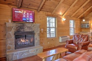 Smart TV, fireplace - Romantic Treehouse Getaway with Treetop Views (Millersburg)