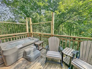 Outdoor spa tub - Romantic Treehouse Getaway with Treetop Views (Millersburg)