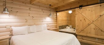 Luxury Cabin with Kitchen, Fireplace, Living Room. Sleeps up to 8