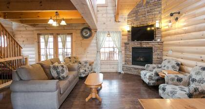Luxury Cabin with Kitchen, Fireplace, Living Room. Sleeps up to 8