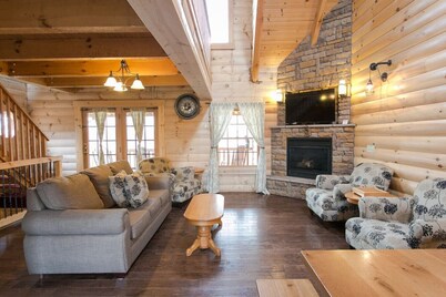 Luxury Cabin with Kitchen, Fireplace, Living Room. Sleeps up to 8