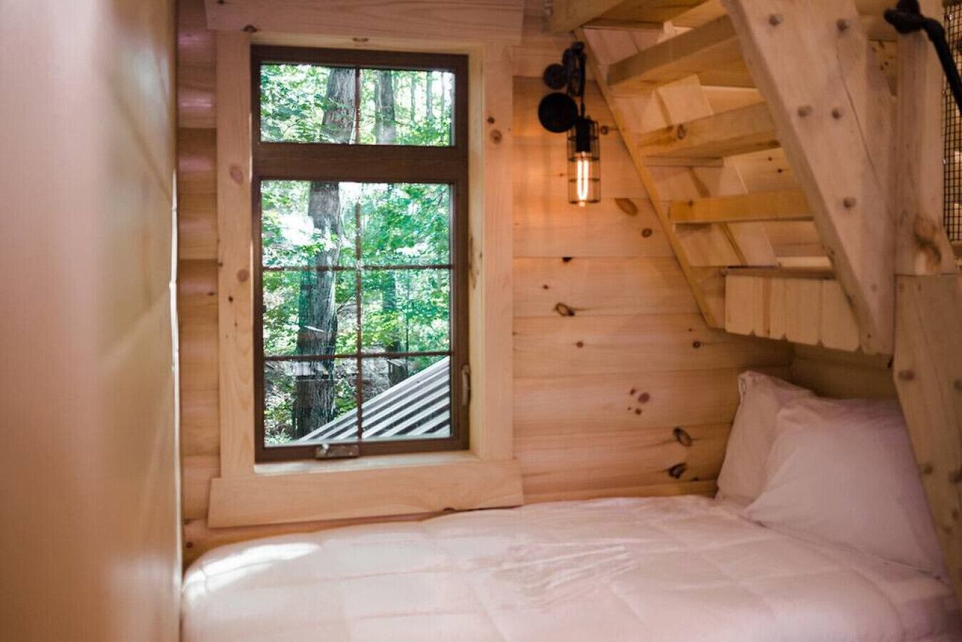 2 bedrooms, desk, WiFi, bed sheets
