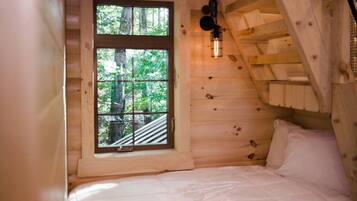 2 bedrooms, desk, WiFi, bed sheets