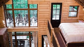 2 bedrooms, desk, WiFi, bed sheets