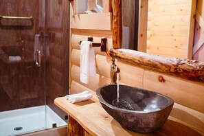 Hair dryer - Romantic Treehouse Getaway with Breathtaking Views (Millersburg)