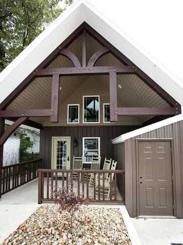 Luxury 2-Bedroom Cottage in Downtown Berlin