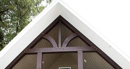 Luxury 2-Bedroom Cottage in Downtown Berlin