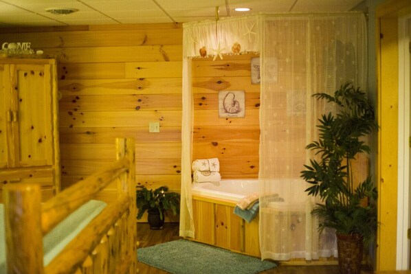 Hair dryer, towels - Romantic Couples Suite with Jacuzzi Tub and Kitchenette (Berlin)