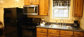 Cozy Fireplace Suite 1/2 Mile to Downtown Berlin