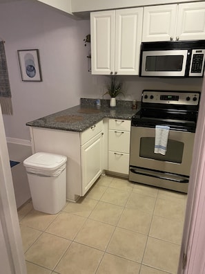 Fridge, microwave, oven, stovetop - Shadowlawn Villas, Suite II (Virginia Beach)