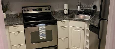 Réfrigérateur, micro-ondes, four, plaque de cuisson