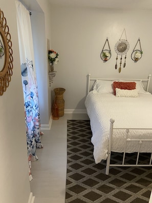 1 bedroom, iron/ironing board, WiFi, bed sheets - Shadowlawn Villas, Suite II (Virginia Beach)