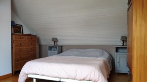 2 habitaciones, escritorio y tabla de planchar con plancha