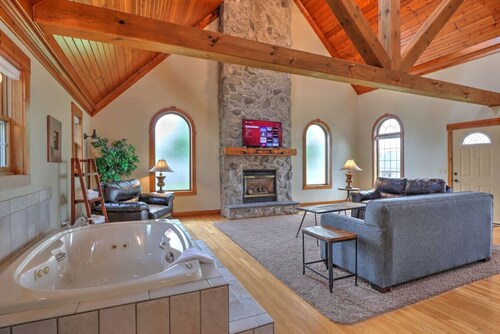 Romantic Cottage With Jacuzzi & Fireplace