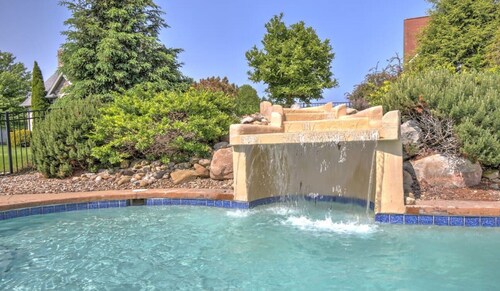 Cozy Cottage With Fireplace, Seasonal Pool/Hot Tub