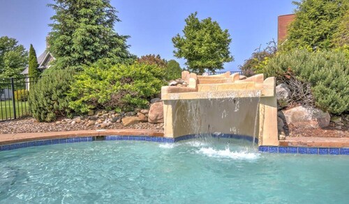 Lovely Cottage W/ Jacuzzi & Fireplace