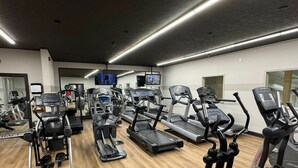 Fitness facility - Lovely Cottage W/ Jacuzzi & Fireplace (Millersburg)
