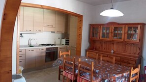 Macchina per tè/caffè, pentole/stoviglie/utensili, tavolo da pranzo