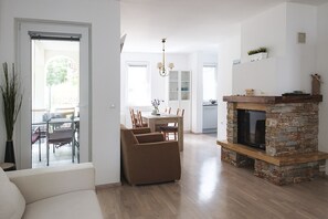 Televisión y chimenea