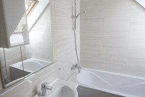 Combined shower/tub, hair dryer, bidet, towels