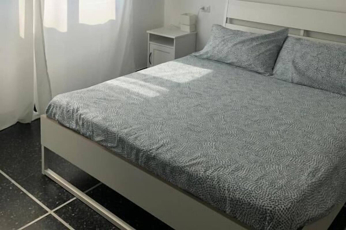 Desk, cribs (free), WiFi (free), bed sheets
