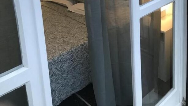 Schreibtisch, kostenlose Babybetten, kostenloses WLAN, Bettwäsche