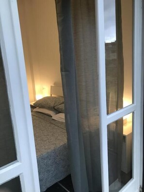 Escritorio, cunas gratuitas, wifi gratis y ropa de cama