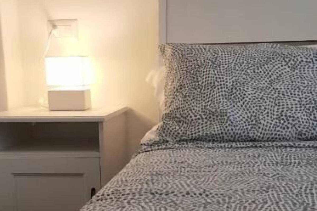 Desk, cribs (free), WiFi (free), bed sheets