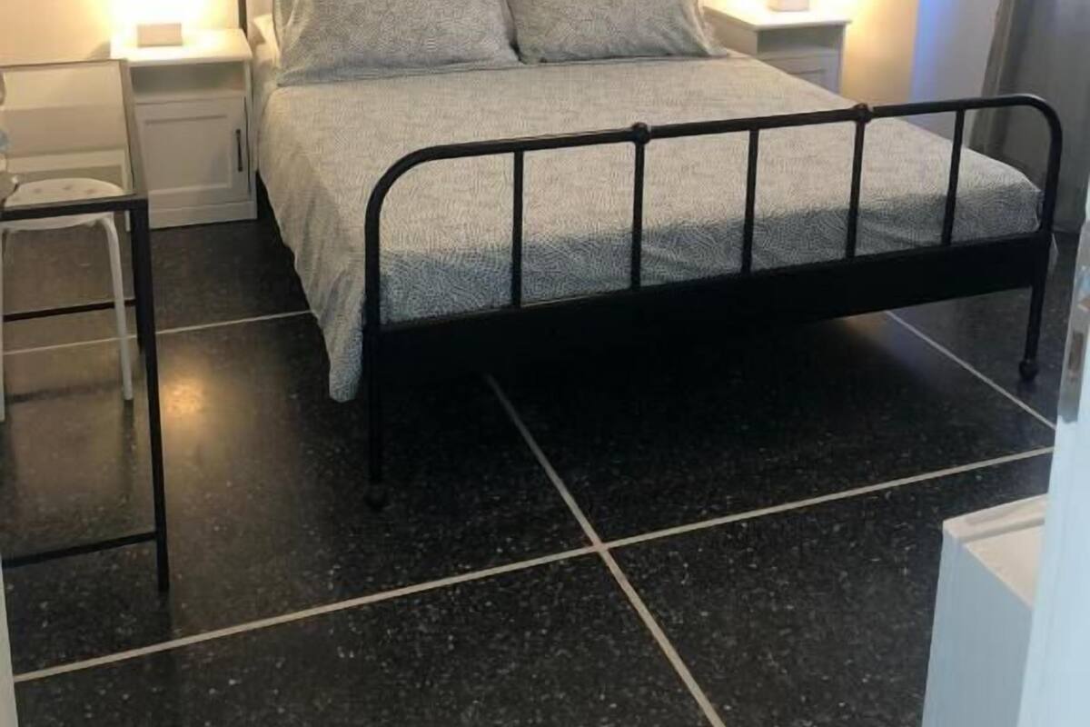 Desk, cribs (free), WiFi (free), bed sheets
