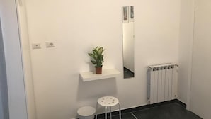 Schreibtisch, kostenlose Babybetten, kostenloses WLAN, Bettwäsche