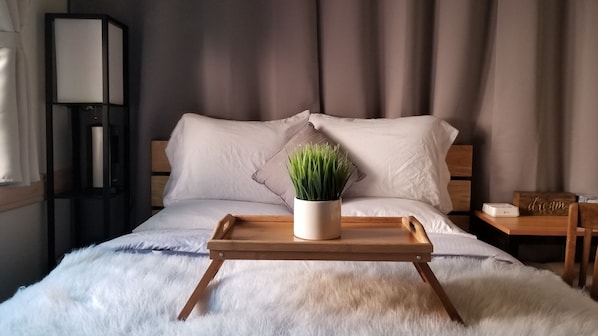 1 bedroom, desk, WiFi