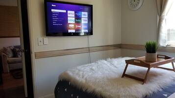 1 bedroom, desk, WiFi