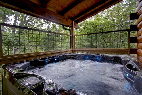 Handicapped-friendly cabin with upstairs theater room in the Smokies!